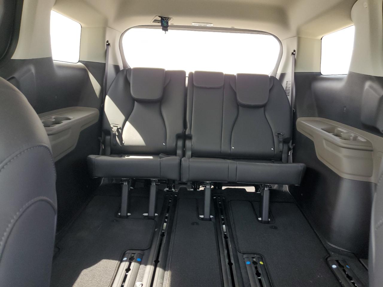 2025 Kia Carnival Lx VIN: KNDNB5K3XS6460450 Lot: 69999235