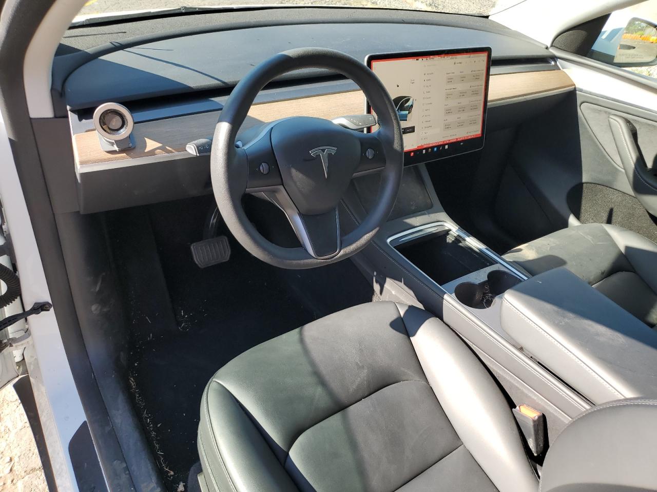 2024 Tesla Model Y VIN: 7SAYGDEE1RA251053 Lot: 66946865
