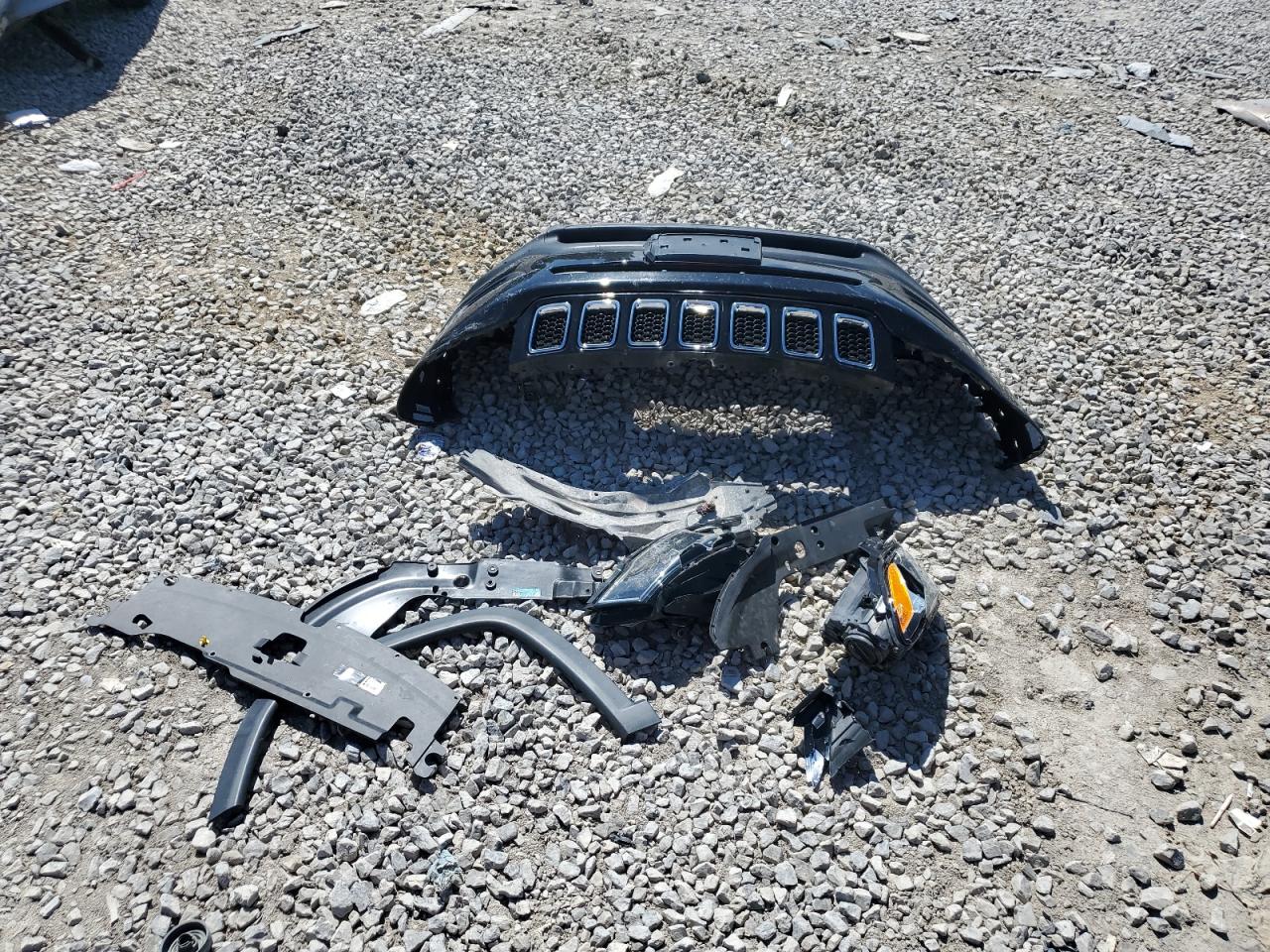 2018 Jeep Compass Latitude VIN: 3C4NJDBB1JT138692 Lot: 69214325