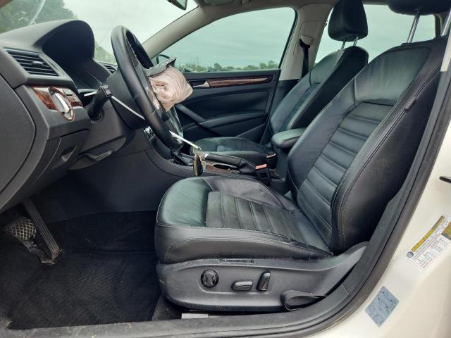 Sedans VOLKSWAGEN PASSAT 2013 Biały