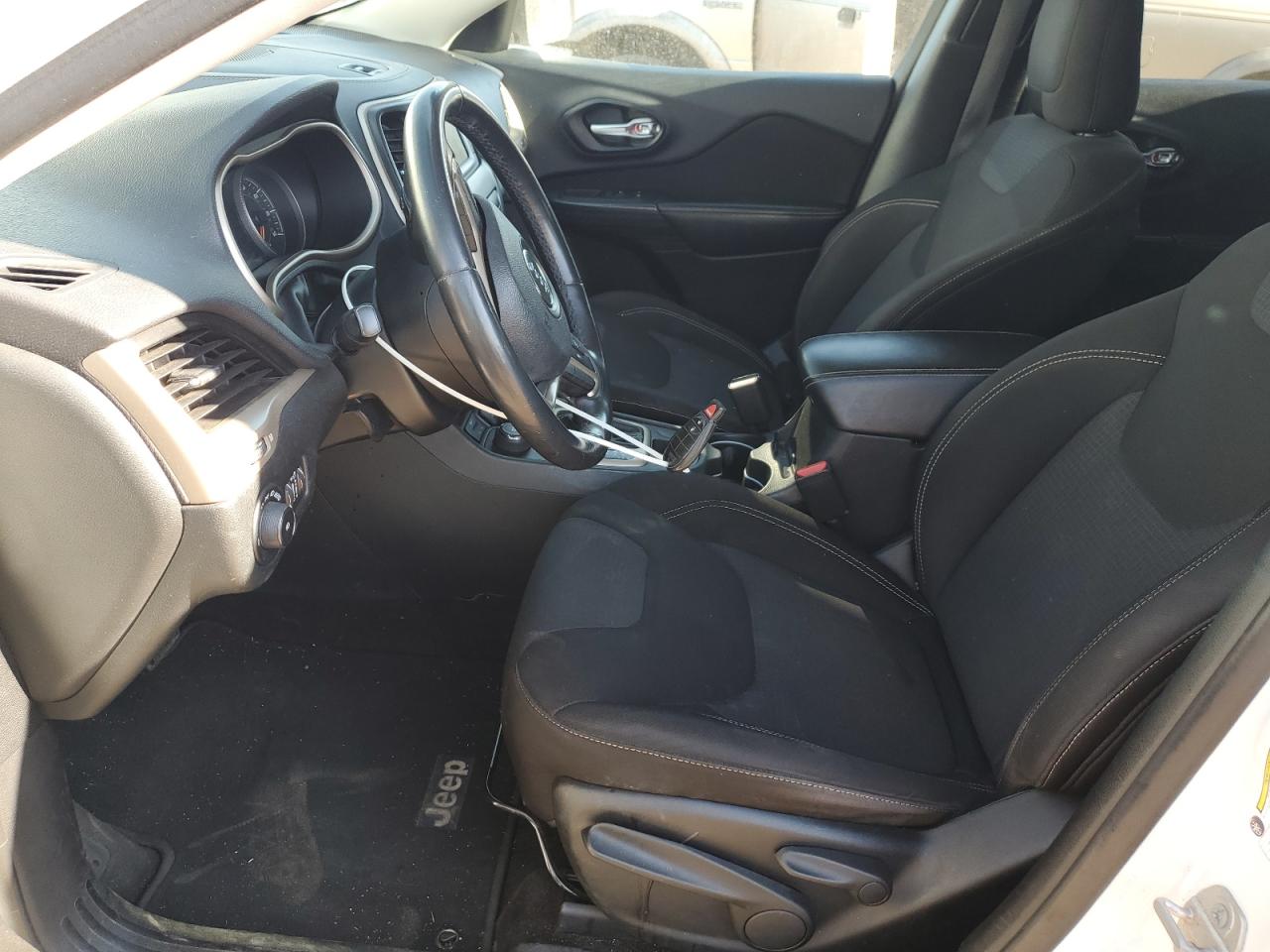 2015 Jeep Cherokee Latitude VIN: 1C4PJMCB7FW633150 Lot: 68693605