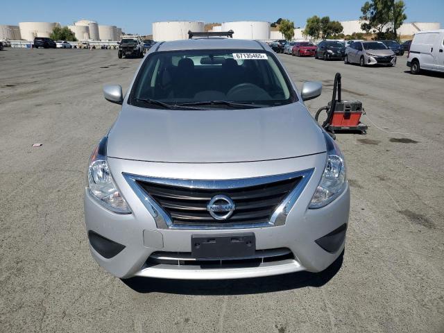  NISSAN VERSA 2019 Srebrny