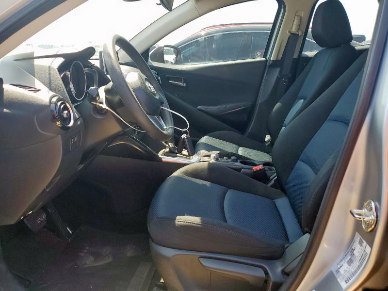  TOYOTA YARIS 2018 Srebrny