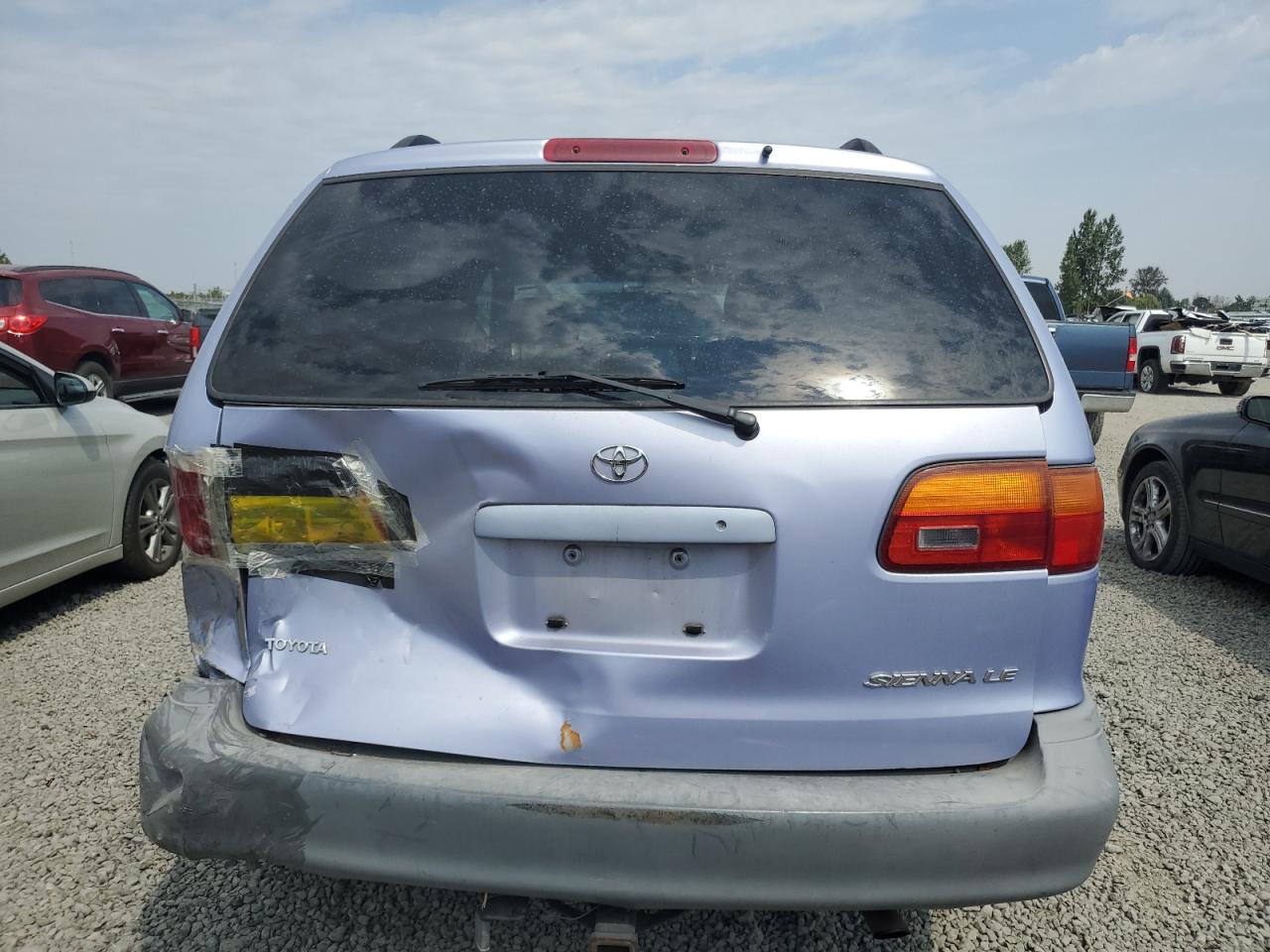 1998 Toyota Sienna Le VIN: 4T3ZF13C4WU012870 Lot: 69070305