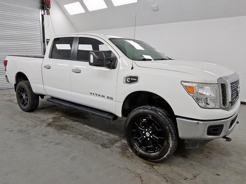  NISSAN TITAN 2017 Biały