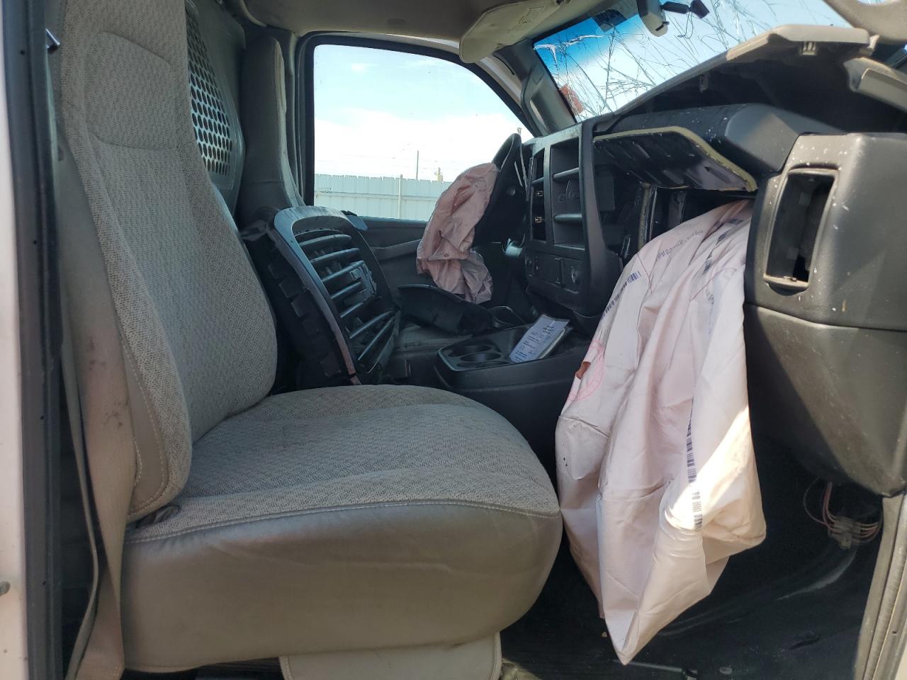 2017 GMC Savana G2500 VIN: 1GTW7AFFXH1911434 Lot: 69672925