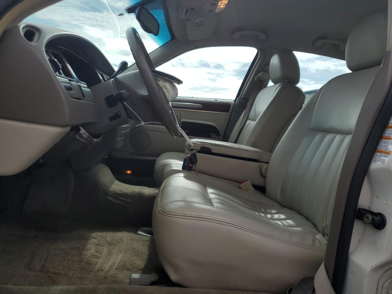 2003 Lincoln Town Car Executive VIN: 1LNHM81W93Y686887 Lot: 70185335