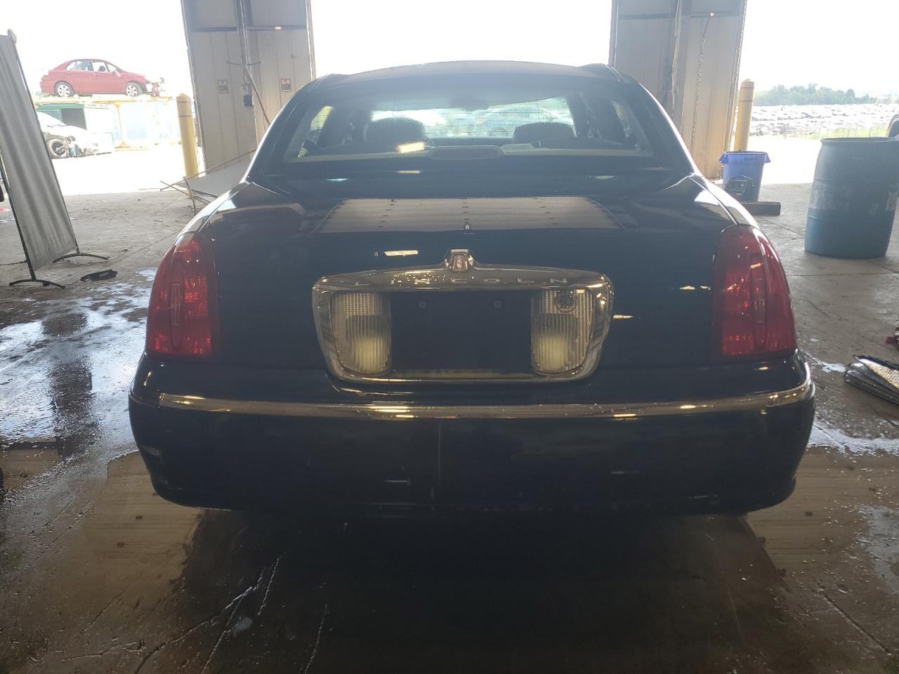 2001 Lincoln Town Car Signature VIN: 1LNHM82W41Y733433 Lot: 68140525