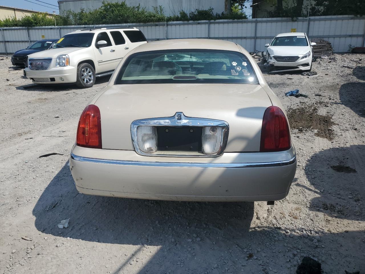 2001 Lincoln Town Car Cartier VIN: 1LNHM83W61Y666168 Lot: 68820315