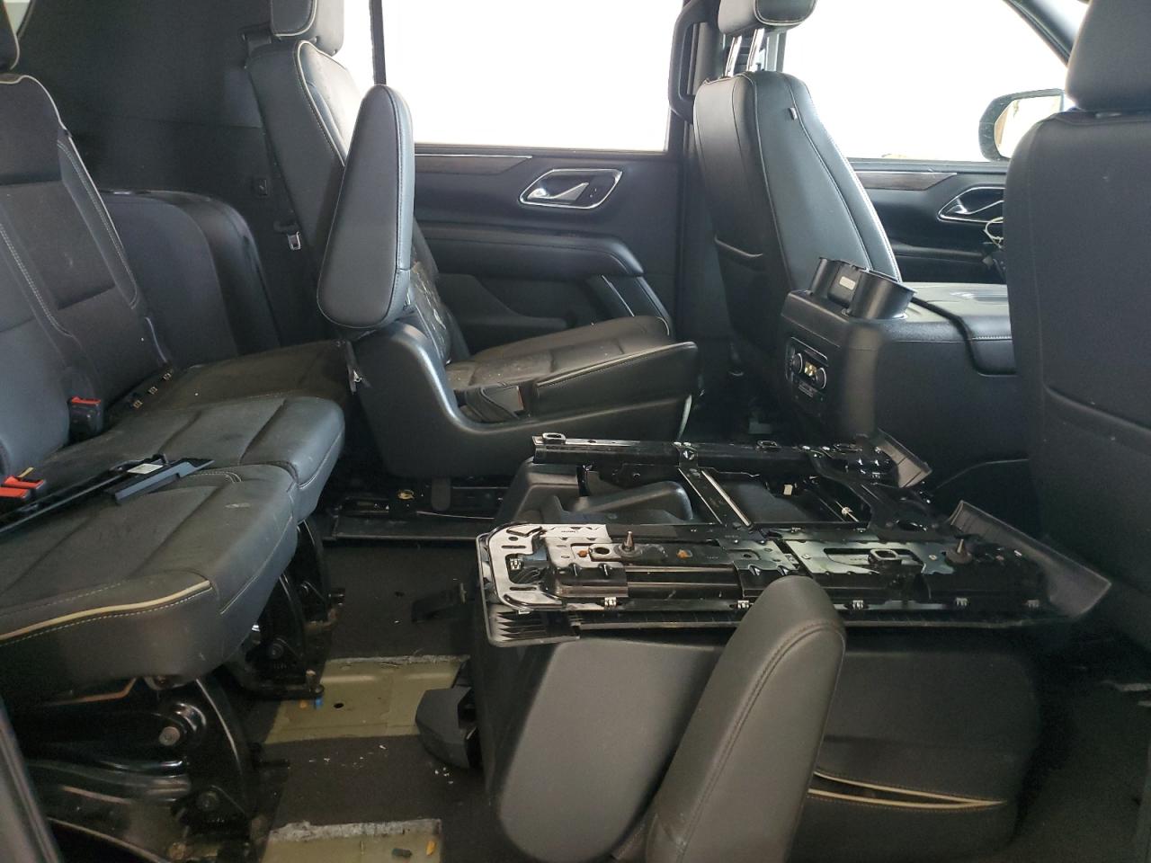 2022 Chevrolet Suburban K1500 Premier VIN: 1GNSKFKD2NR138588 Lot: 67264095