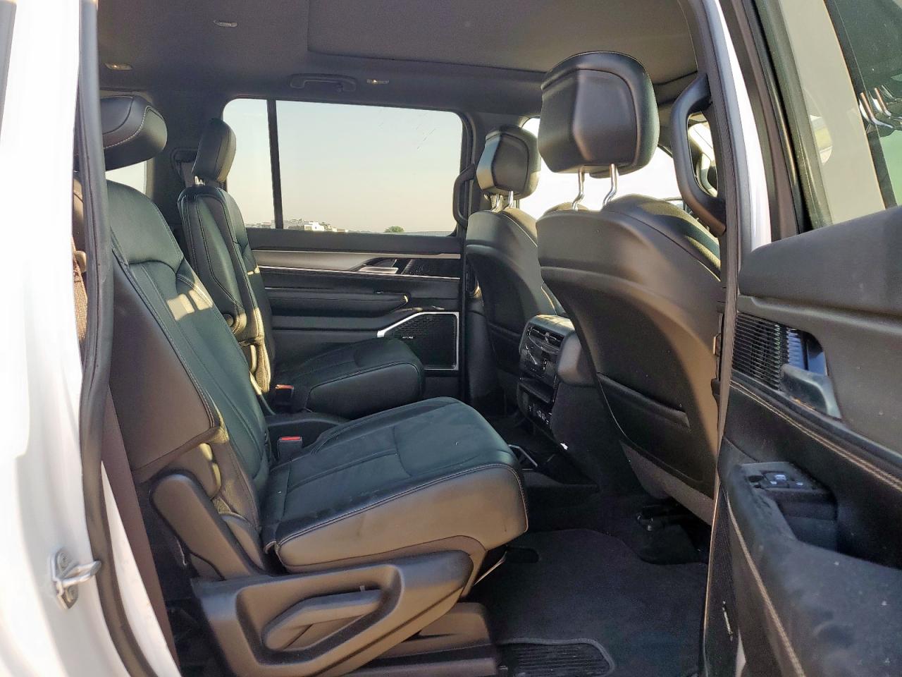 2024 Jeep Wagoneer Series Ii VIN: 1C4SJVBP5RS109374 Lot: 70008365