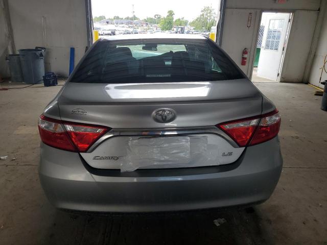 Sedans TOYOTA CAMRY 2016 Srebrny