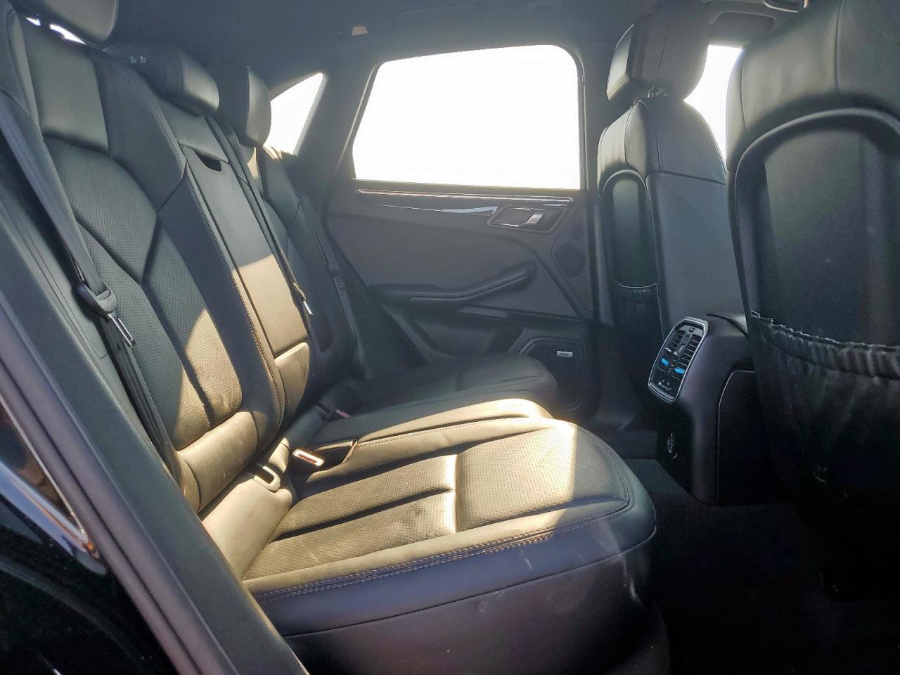 2017 Porsche Macan VIN: WP1AA2A55HLB83833 Lot: 67715165