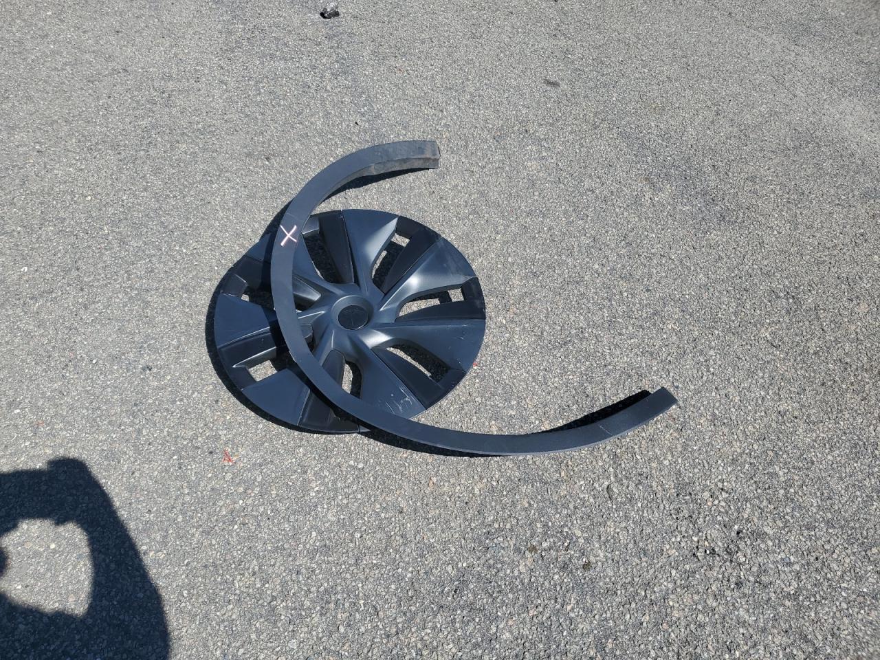 2024 Tesla Model Y VIN: 7SAYGAEE3RF132017 Lot: 70282435