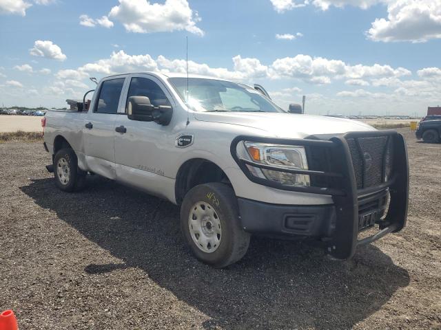  NISSAN TITAN 2018 Srebrny