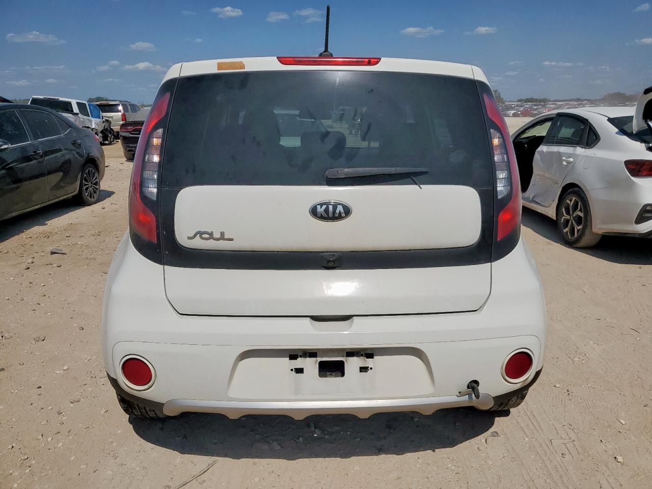 2017 Kia Soul + VIN: KNDJP3A5XH7421562 Lot: 68373215