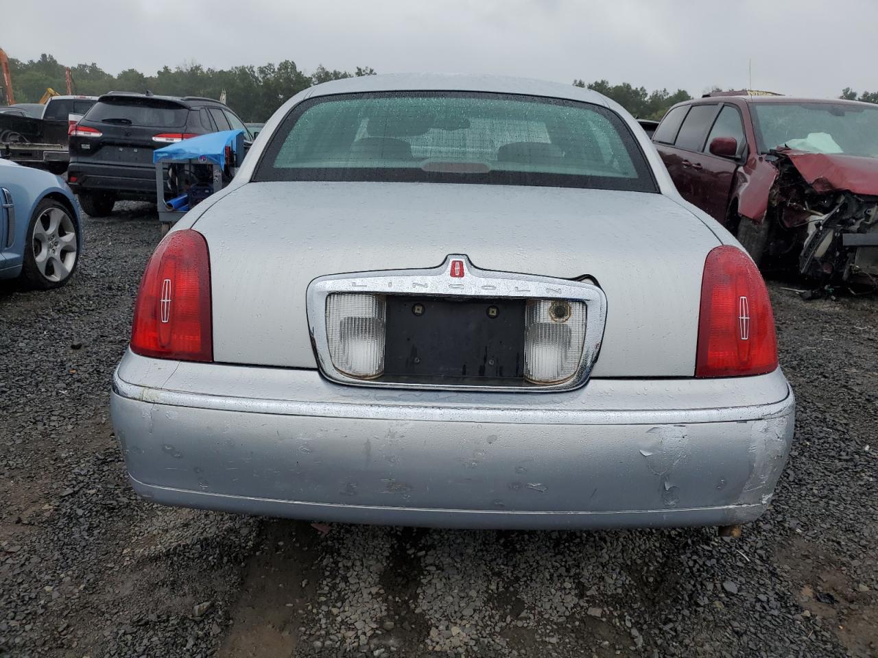 2001 Lincoln Town Car Signature VIN: 1LNHM82W01Y710425 Lot: 69591375