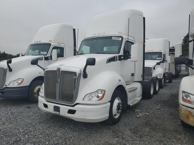 2015 KENWORTH T680 SEMI TRUCK