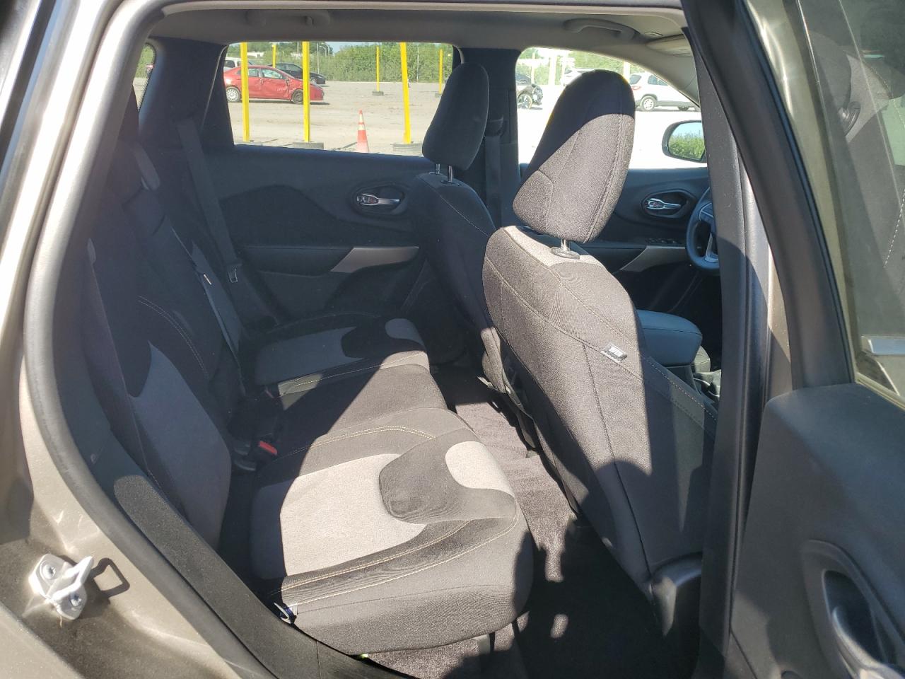 2018 Jeep Cherokee Latitude VIN: 1C4PJLCB9JD573693 Lot: 70195445