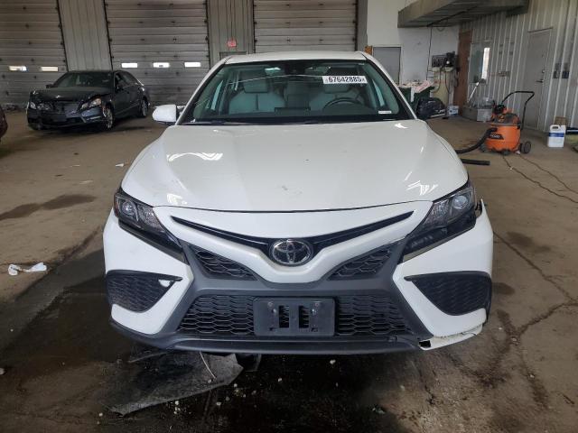  TOYOTA CAMRY 2022 Белы