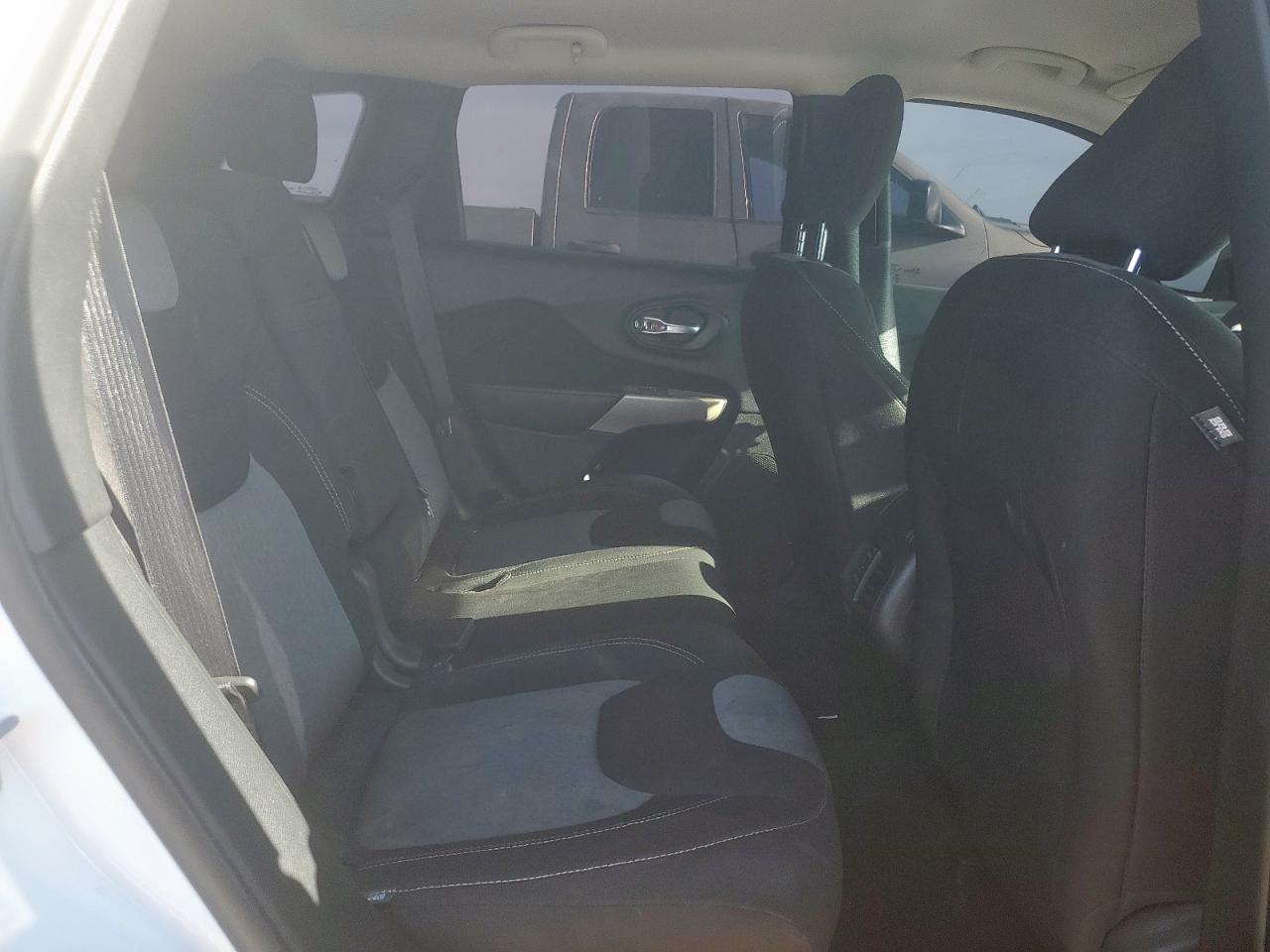 2018 Jeep Cherokee Latitude VIN: 1C4PJLCB1JD558623 Lot: 68372405