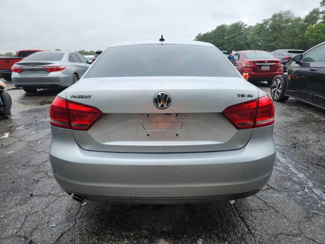 Sedans VOLKSWAGEN PASSAT 2014 Srebrny