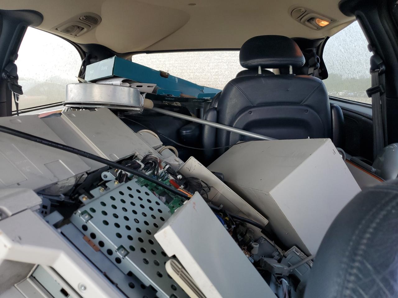 2003 Chrysler Town & Country Lxi VIN: 2C8GP54L23R209759 Lot: 68957095