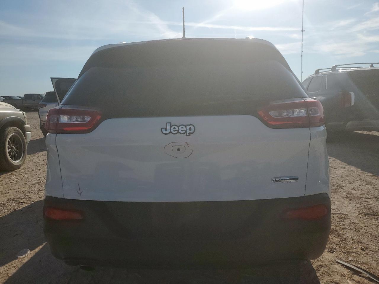 2018 Jeep Cherokee Latitude VIN: 1C4PJLCB1JD558623 Lot: 68372405