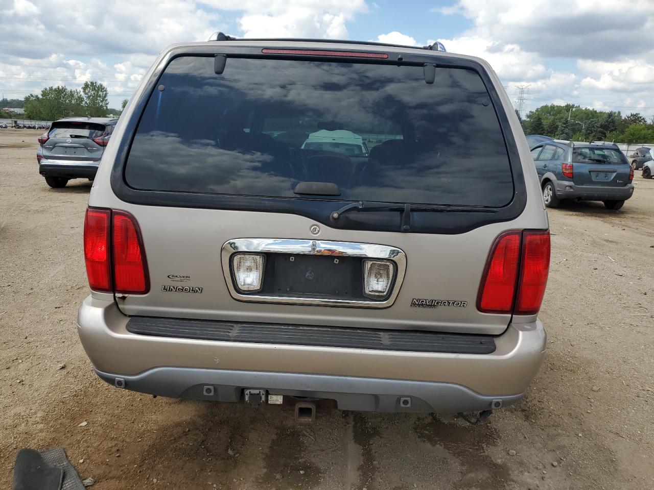 2000 Lincoln Navigator VIN: 5LMFU28A1YLJ31870 Lot: 69690385