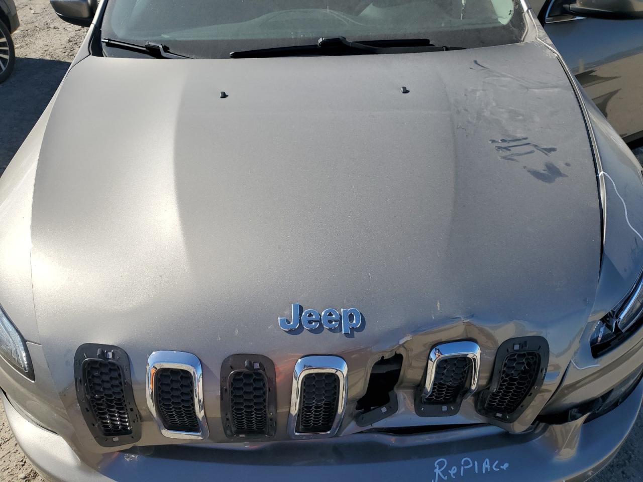 2018 Jeep Cherokee Latitude VIN: 1C4PJLCB9JD573693 Lot: 70195445