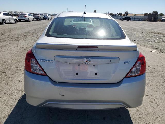  NISSAN VERSA 2019 Srebrny