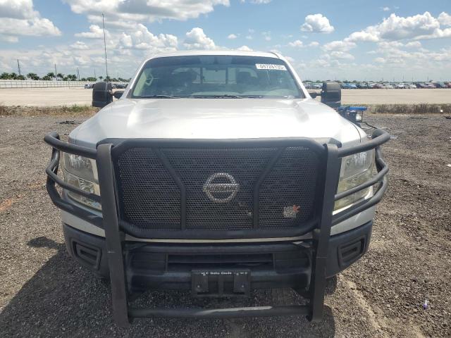  NISSAN TITAN 2018 Srebrny