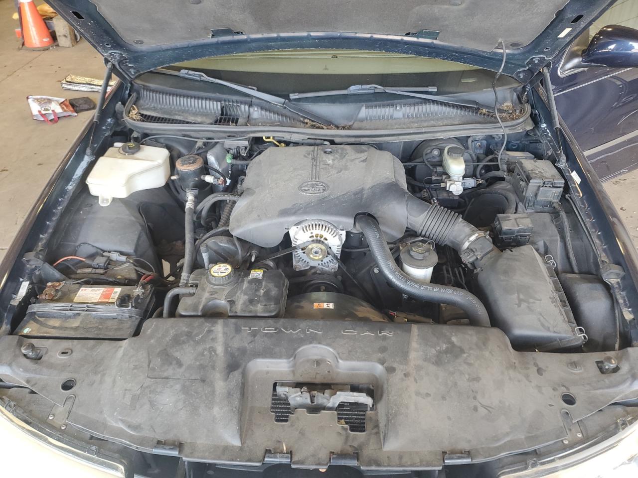 2001 Lincoln Town Car Signature VIN: 1LNHM82W41Y733433 Lot: 68140525