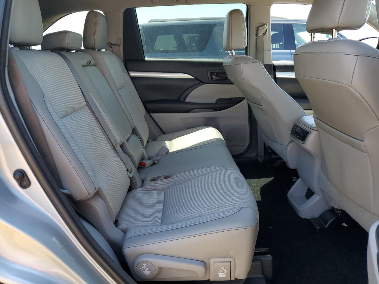 2017 Toyota Highlander Le VIN: 5TDBZRFH3HS397695 Lot: 69770215