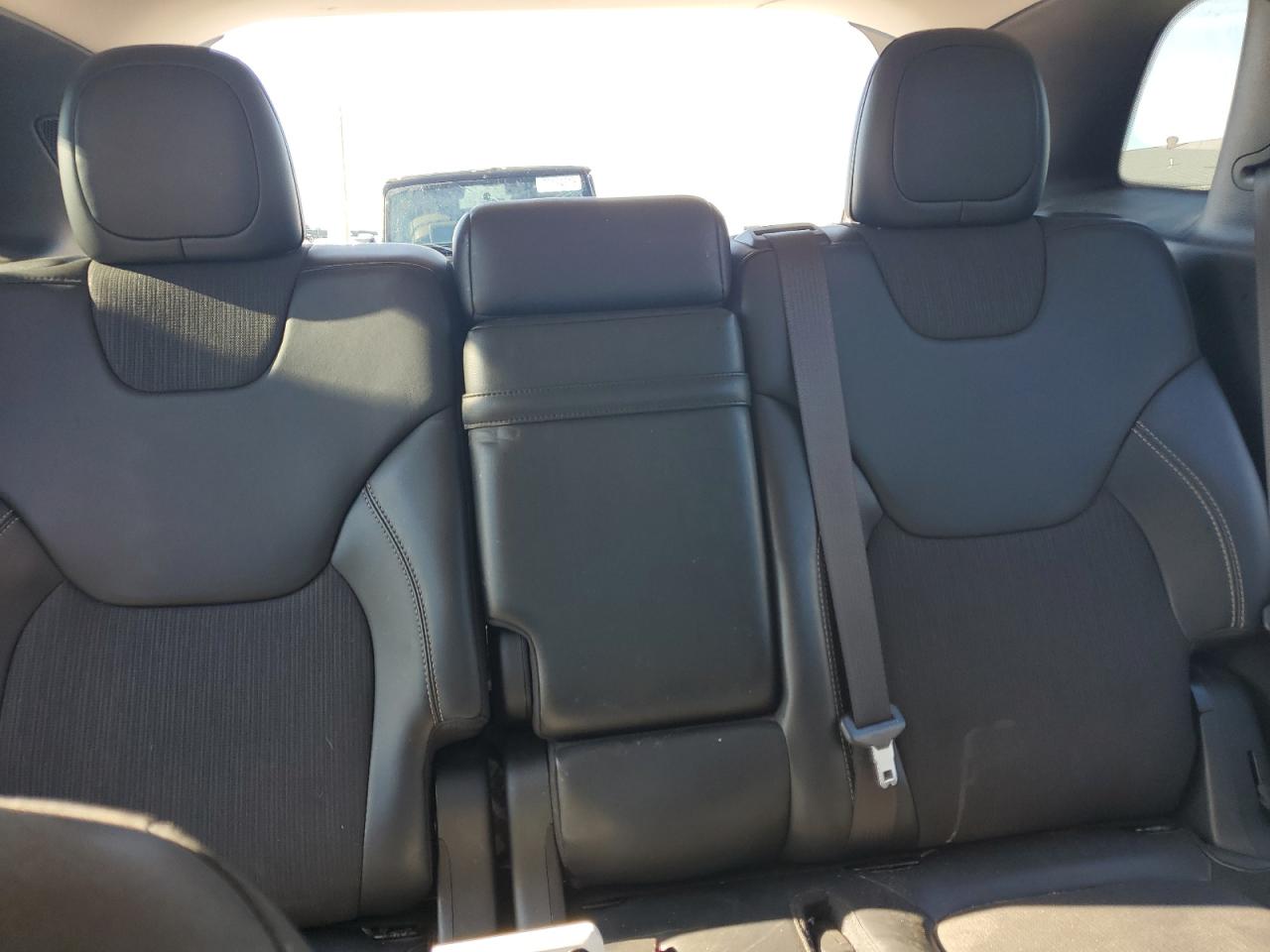 2018 Jeep Cherokee Latitude Plus VIN: 1C4PJMLX5JD562370 Lot: 70636185