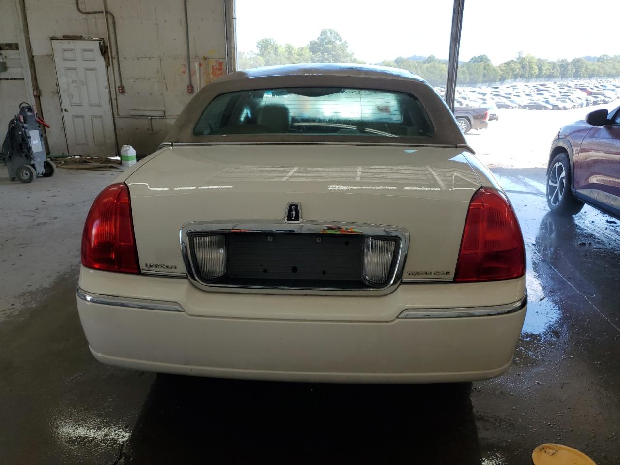 2008 Lincoln Town Car Signature Limited VIN: 2LNHM82V08X661969 Lot: 70637925