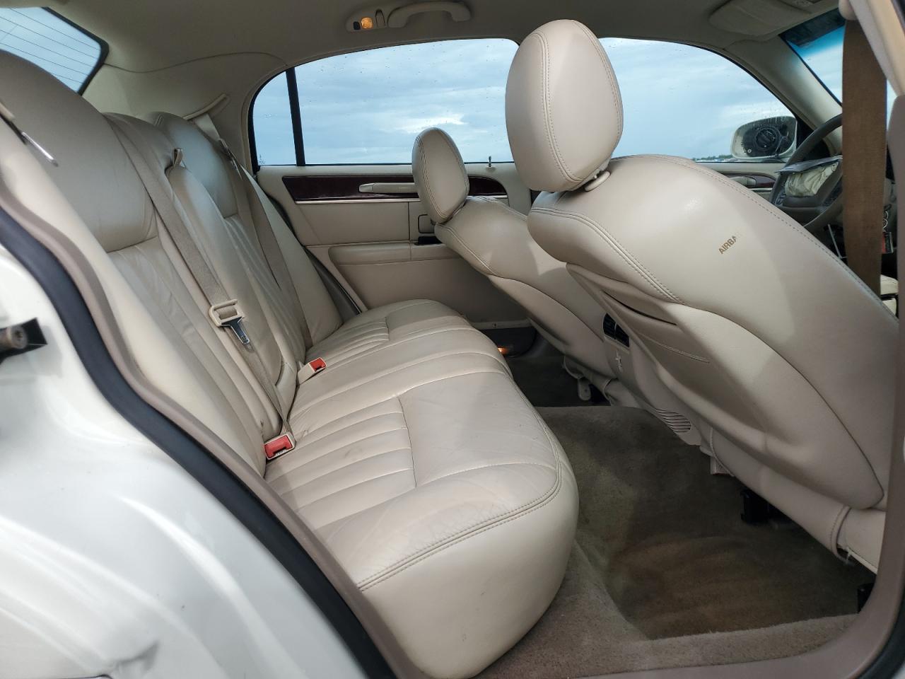 2003 Lincoln Town Car Executive VIN: 1LNHM81W93Y686887 Lot: 70185335