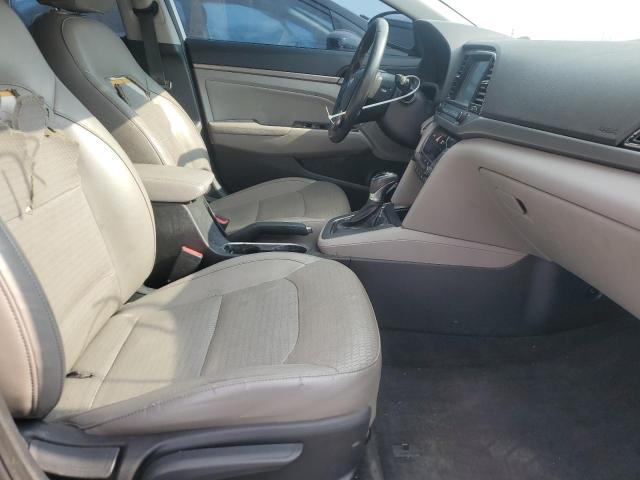 Sedans HYUNDAI ELANTRA 2017 Srebrny