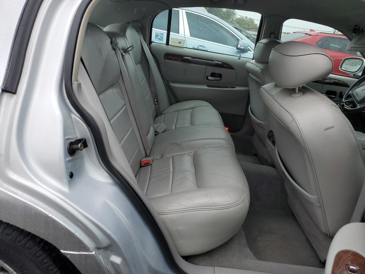 2001 Lincoln Town Car Signature VIN: 1LNHM82W01Y710425 Lot: 69591375