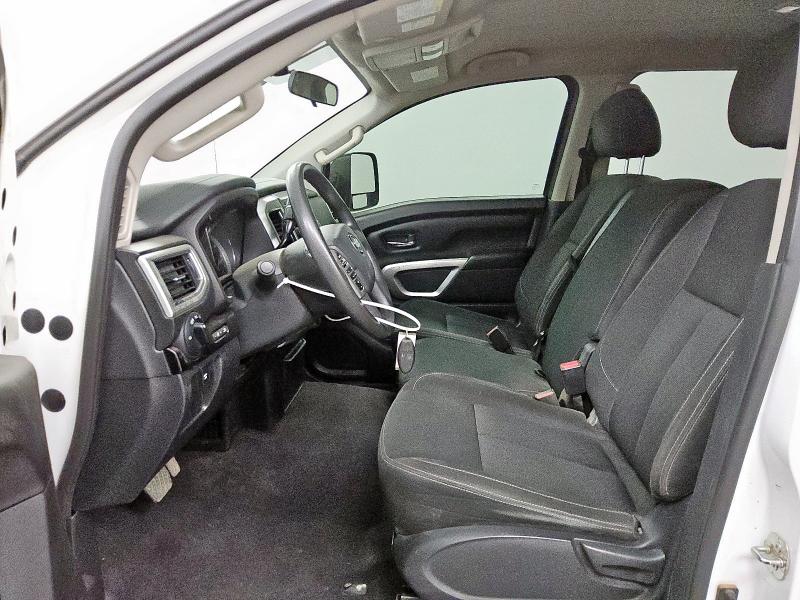 NISSAN TITAN 2017 Biały