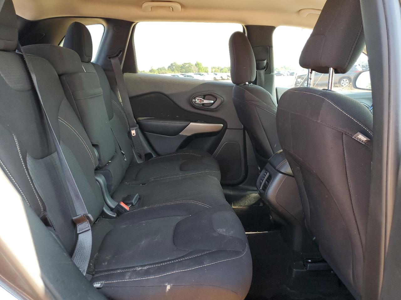 2017 Jeep Cherokee Latitude VIN: 1C4PJLCSXHW585477 Lot: 69310115