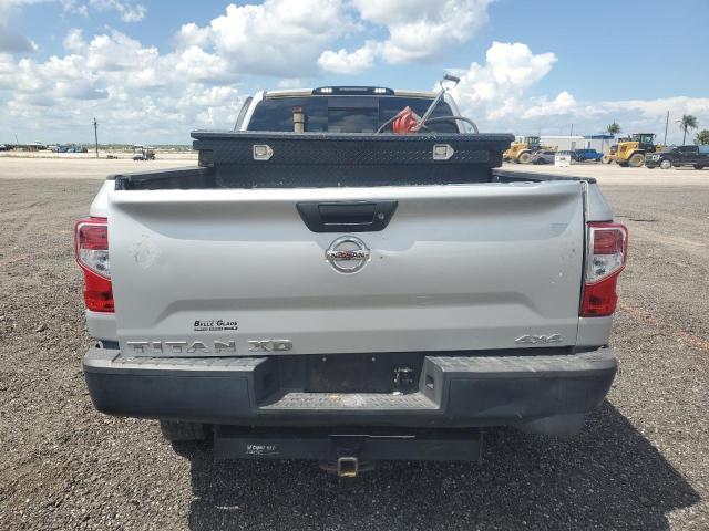  NISSAN TITAN 2018 Srebrny