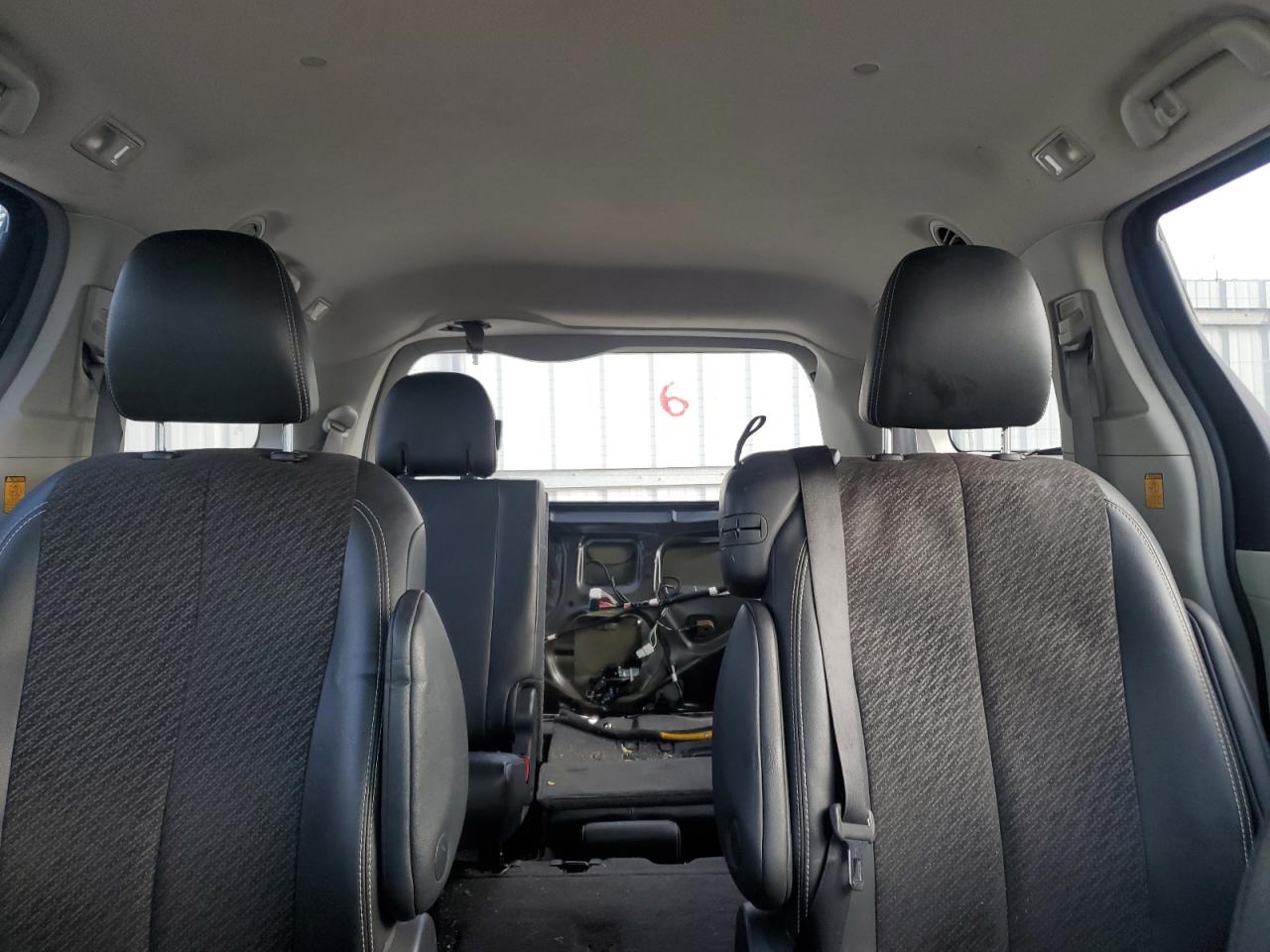 2011 Toyota Sienna Sport VIN: 5TDXK3DCXBS103568 Lot: 67611515