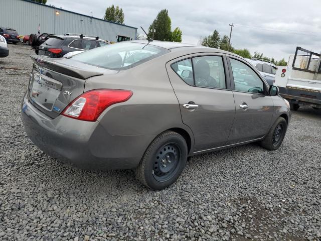 Sedans NISSAN VERSA 2013 Srebrny
