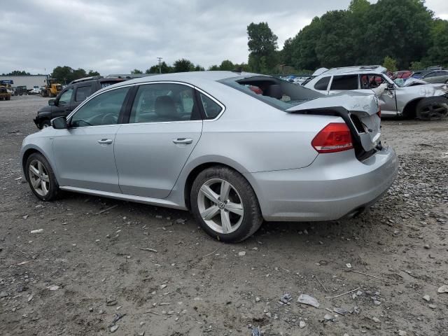 Sedans VOLKSWAGEN PASSAT 2014 Srebrny