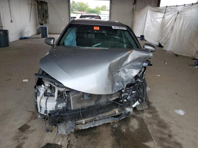 Sedans TOYOTA CAMRY 2016 Srebrny