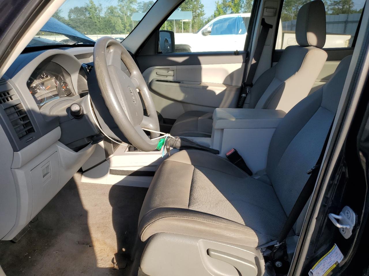 2008 Jeep Liberty Sport VIN: 1J8GN28K78W255277 Lot: 69253995