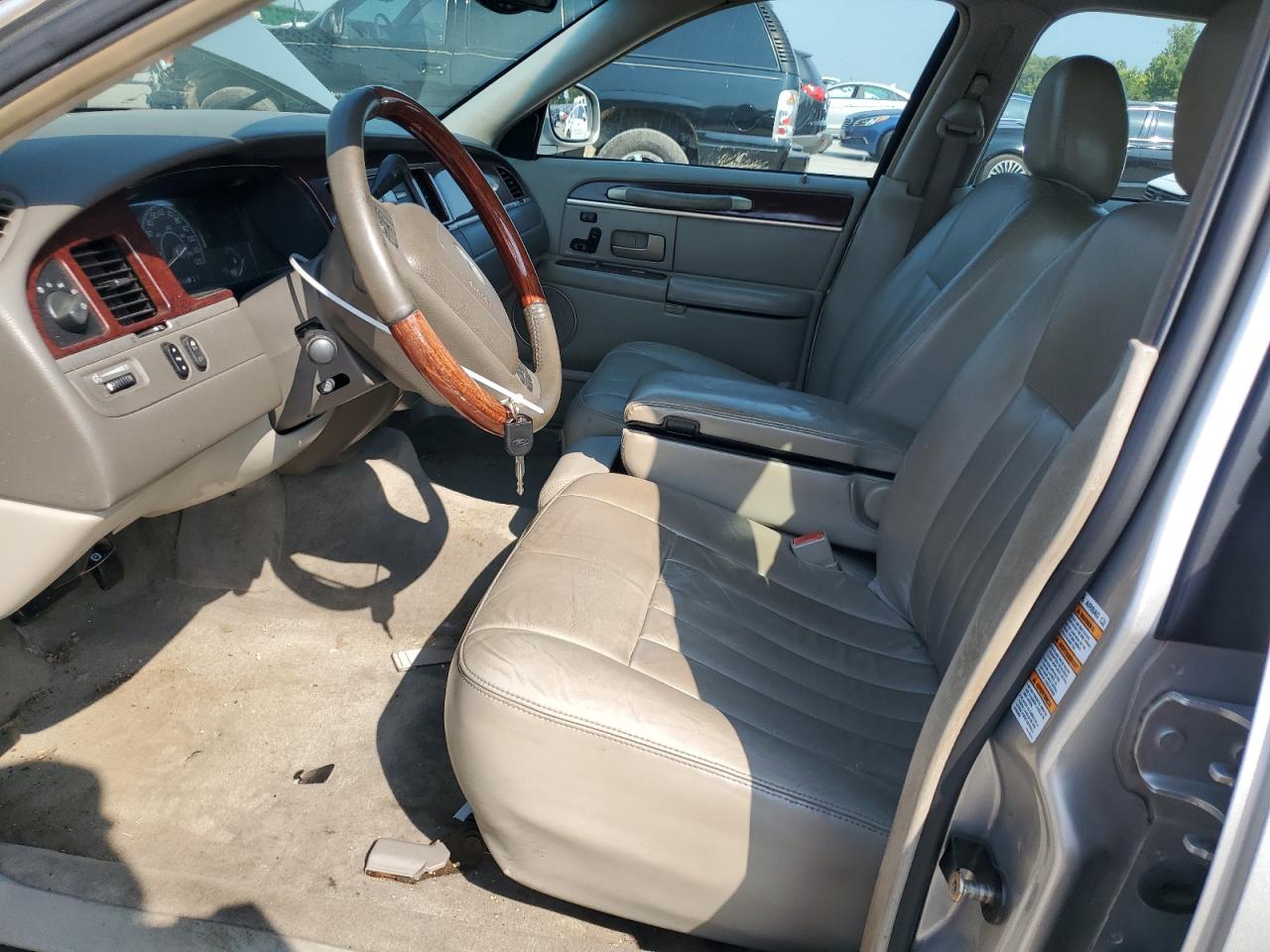 2003 Lincoln Town Car Signature VIN: 1LNHM82W33Y703732 Lot: 67840145