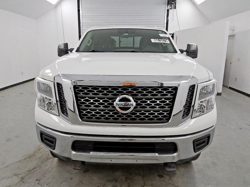  NISSAN TITAN 2017 Biały