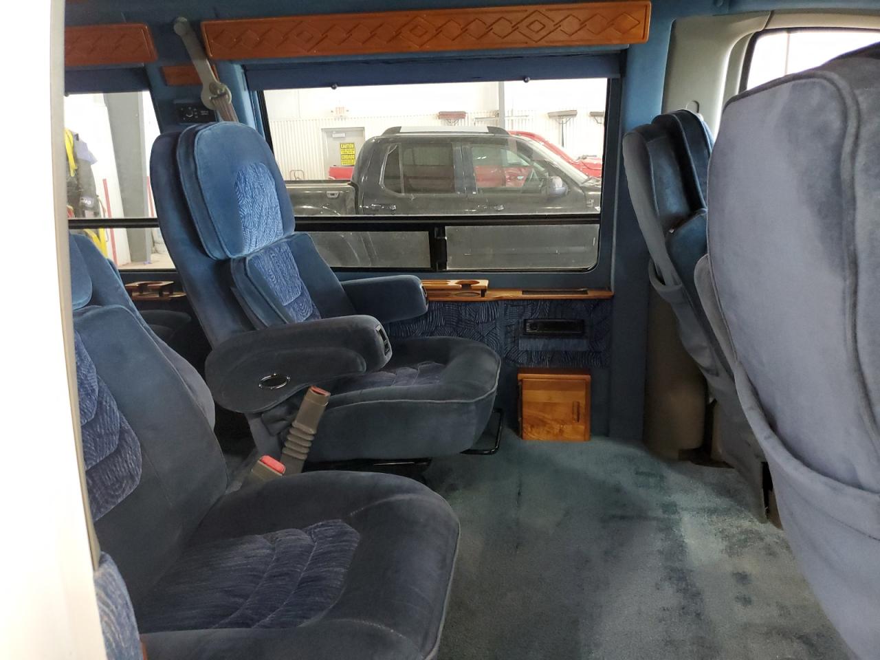 1999 Chevrolet Express G1500 VIN: 1GBFG15RXX1052568 Lot: 67823125